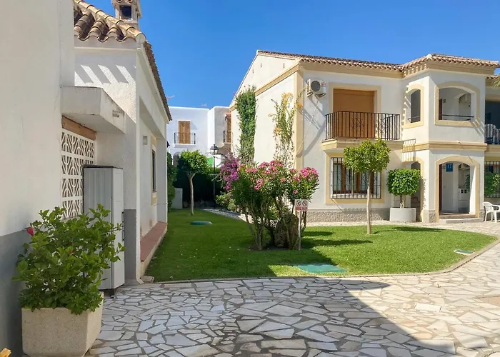Lovely 1- Bedroom Rental With Pool, Close To The Beach